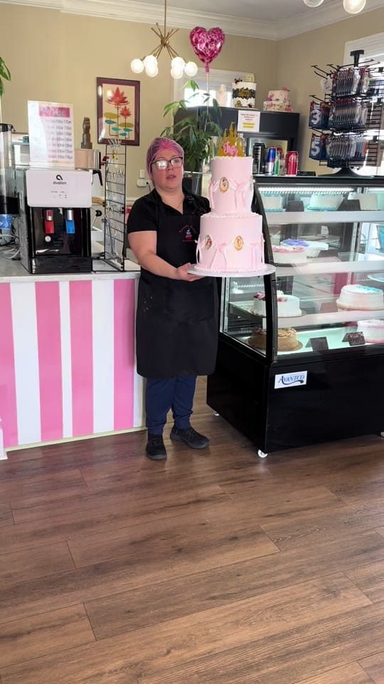 Post 5 by Kamila Cakes on TikTok (video)