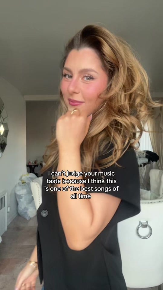 Post 2 by izabel on TikTok (video)