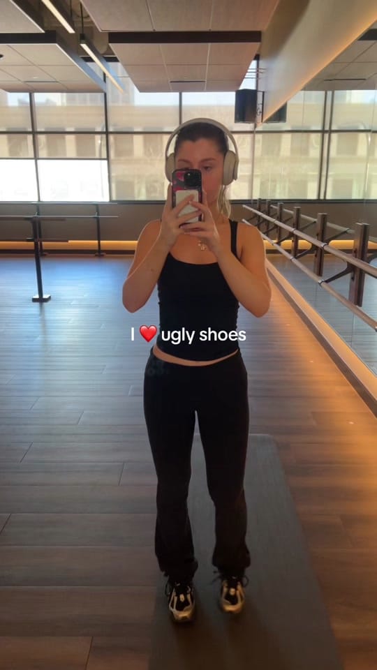 Post 7 by izabel on TikTok (video)