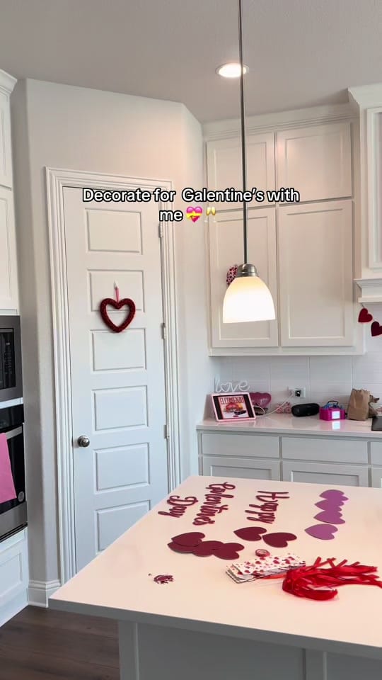 Post 5 by Laurah on TikTok (video)