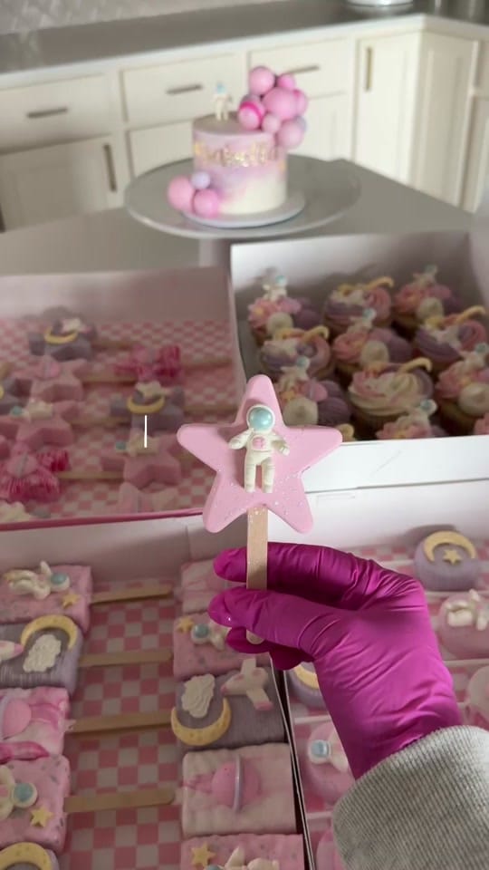 Post 7 by christie.cakes on TikTok (video)