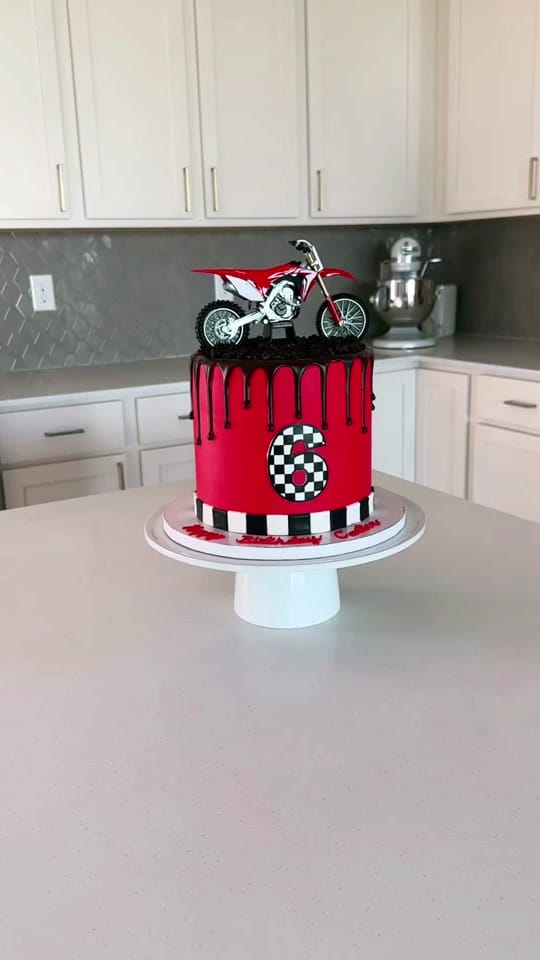 Post 8 by christie.cakes on TikTok (video)