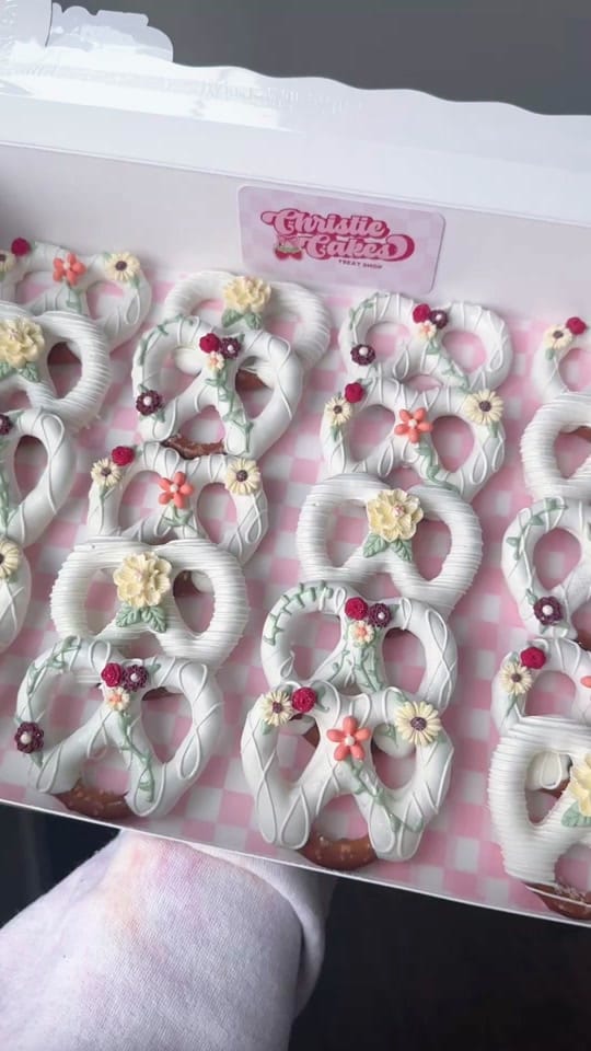 Post 4 by christie.cakes on TikTok (video)