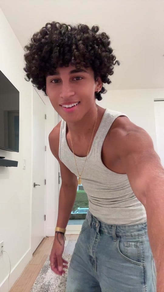 Post 6 by Santi on TikTok (video)