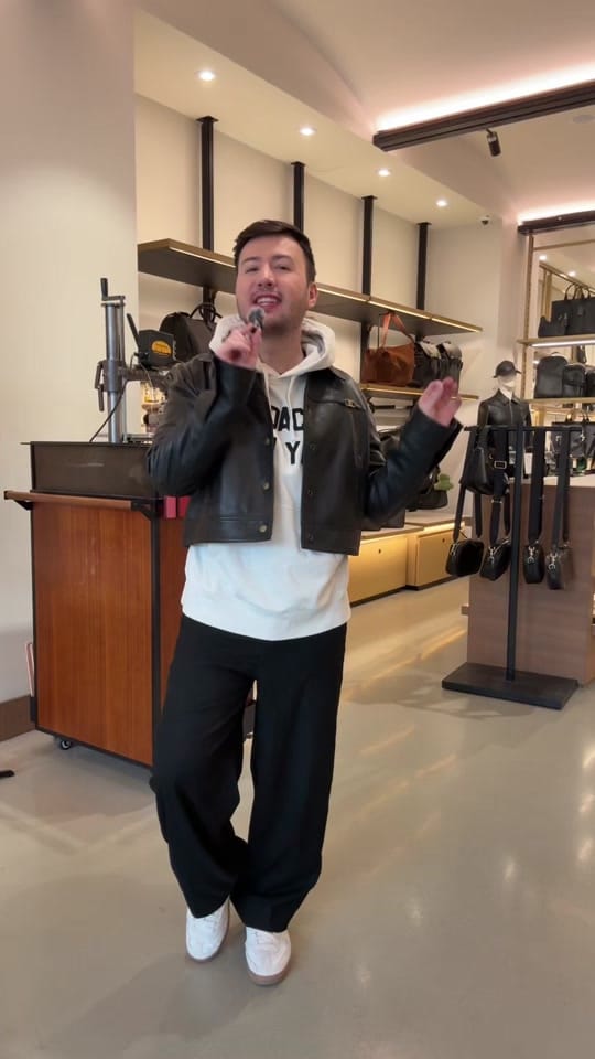 Post 2 by Delatorrelux on TikTok (video)