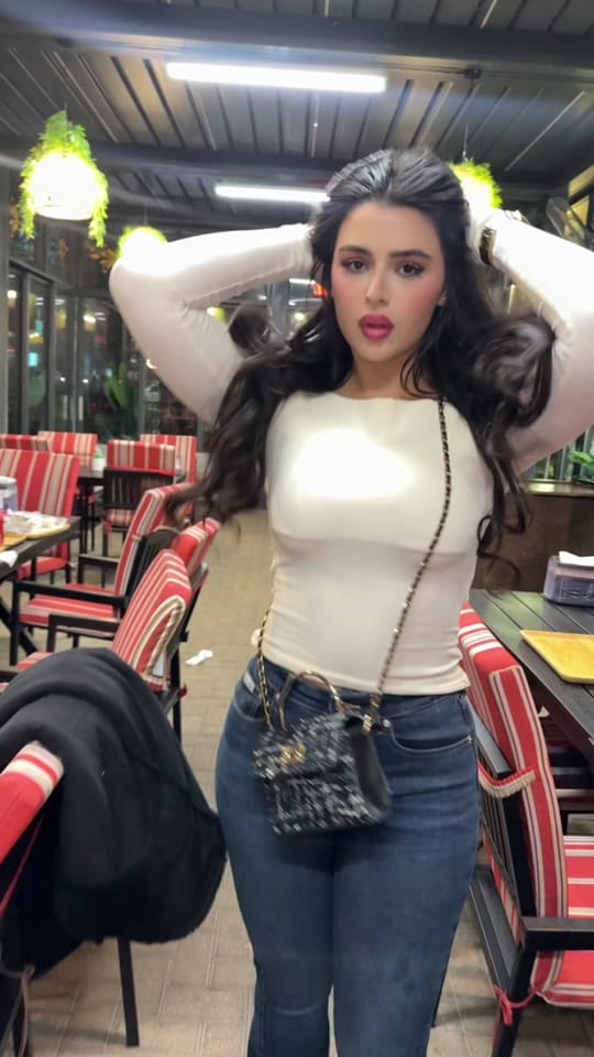 Post 4 by Lara 💎 on TikTok (video)