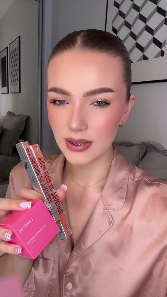 Post 7 by makeupelza on TikTok (video)