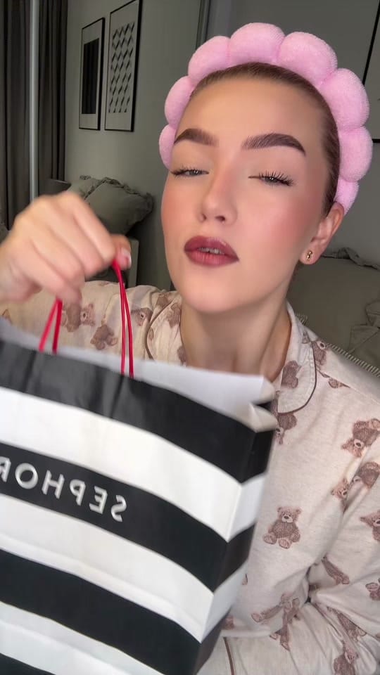Post 8 by makeupelza on TikTok (video)
