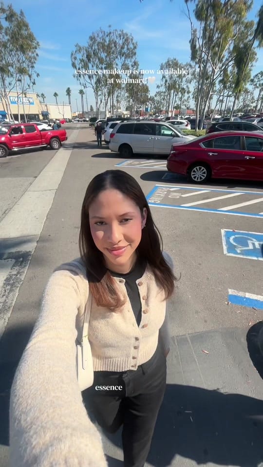 Post 6 by Thalia on TikTok (video)