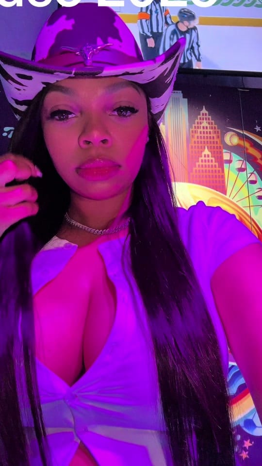 Post 4 by Meelah on TikTok (video)