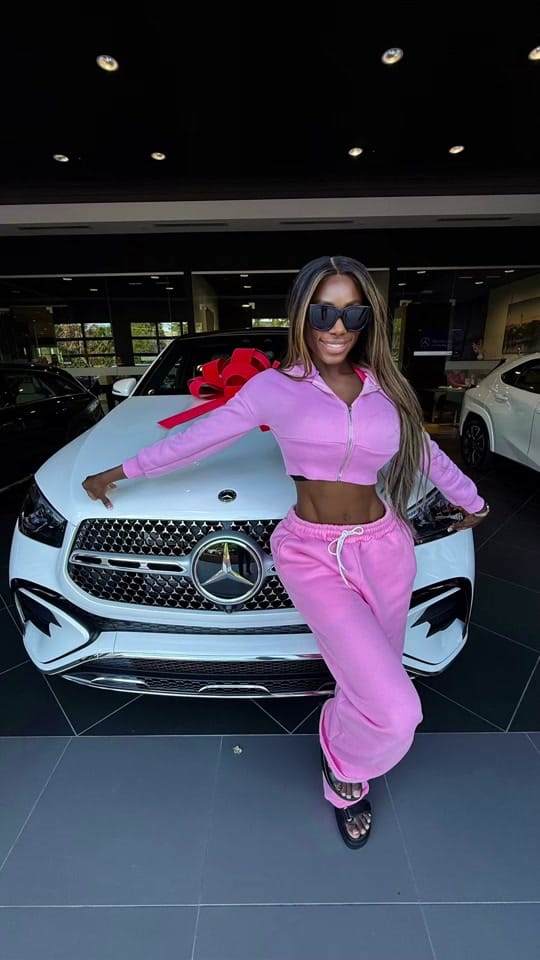 Post 6 by Evey Aminey on TikTok (video)