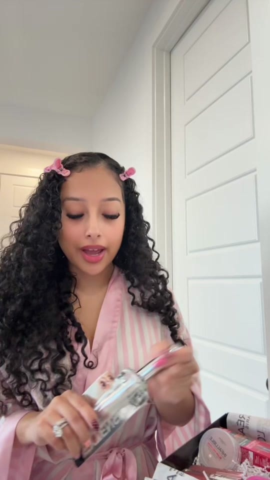 Post 1 by Kenia Wright on TikTok (video)