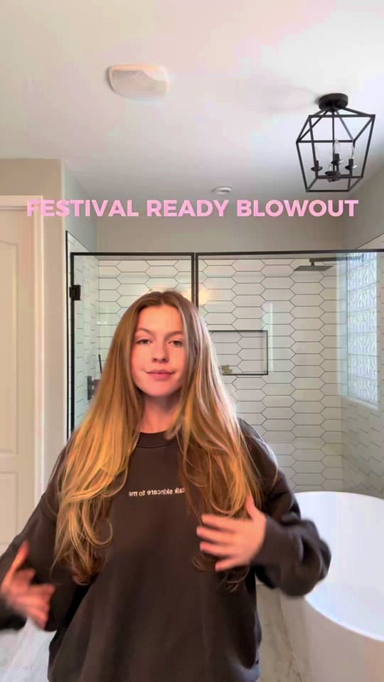Post 7 by JULIA LAMIS on TikTok (video)