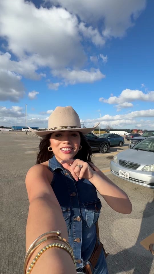 Post 6 by Jasmine Eileen on TikTok (video)