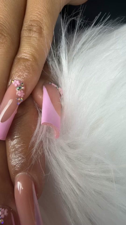 Post 8 by Nails chely 23 on TikTok (video)