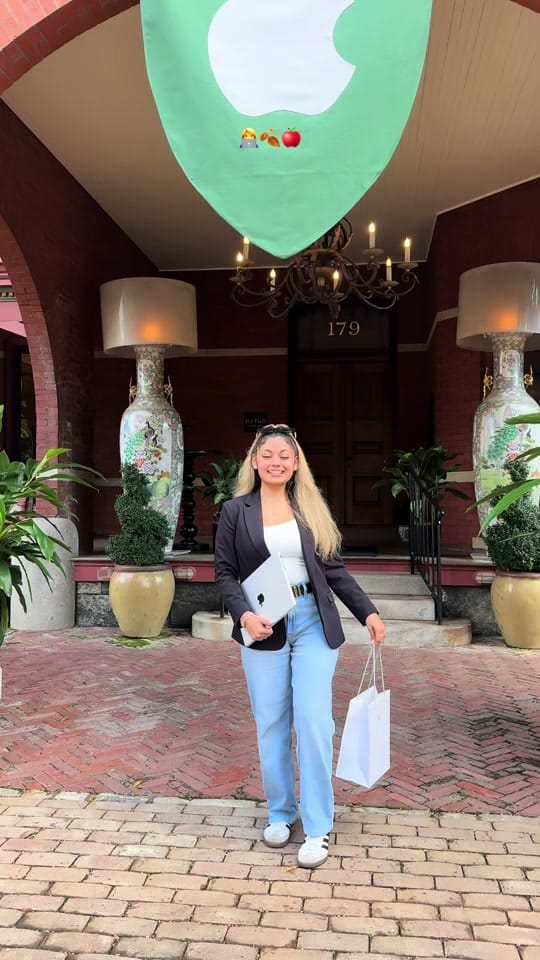 Post 9 by Arianaa :) on TikTok (video)