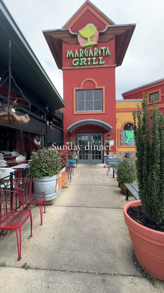 Post 6 by Laura on TikTok (video)