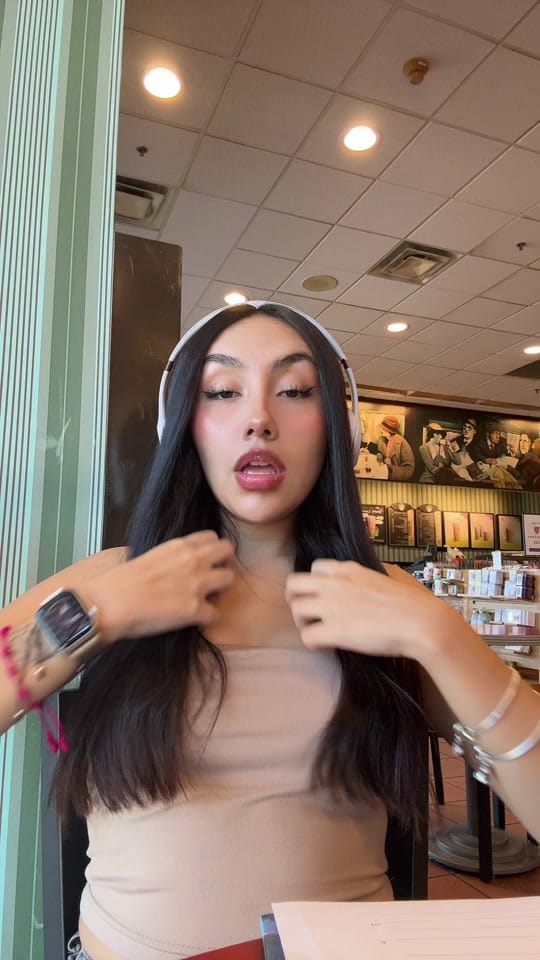 Post 4 by Lauraaa on TikTok (video)