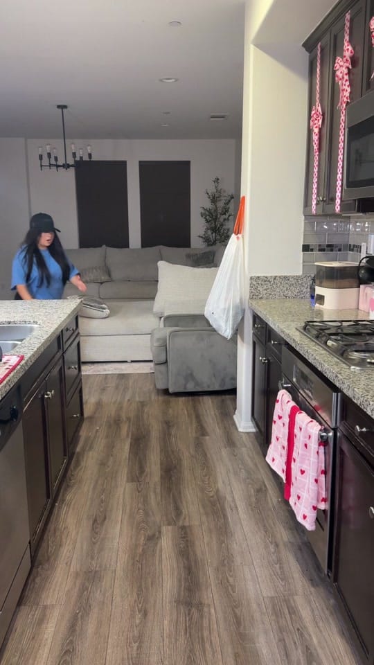 Post 2 by Vanessa T on TikTok (video)