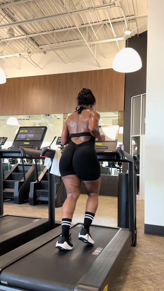 Post 5 by Ayana Curves | Content Creator on TikTok (video)