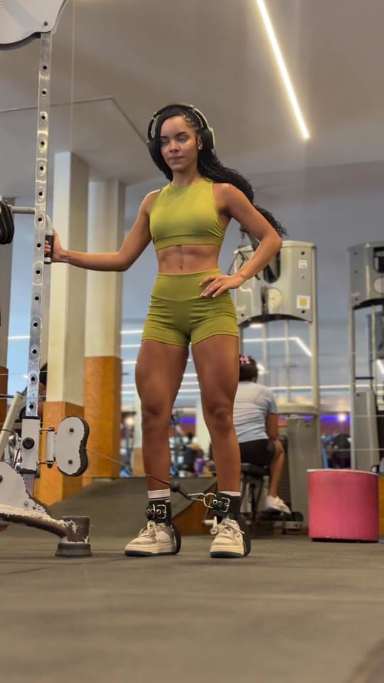 Post 10 by Bruna on TikTok (video)