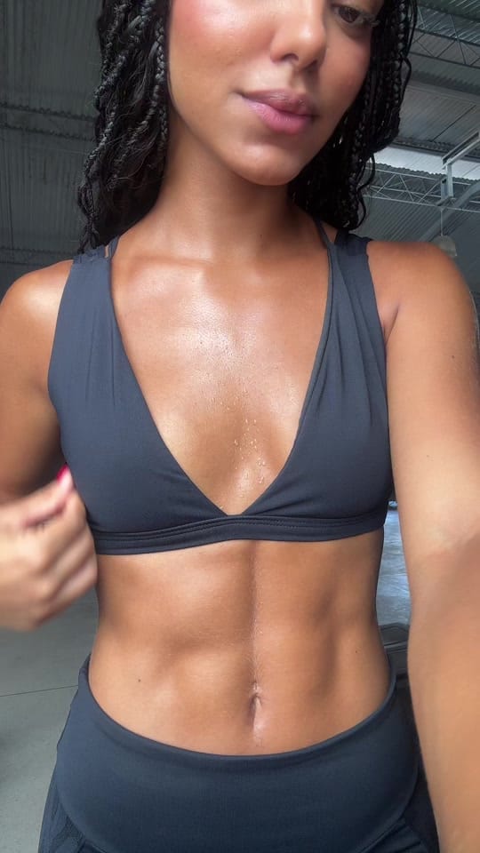 Post 2 by Bruna on TikTok (video)