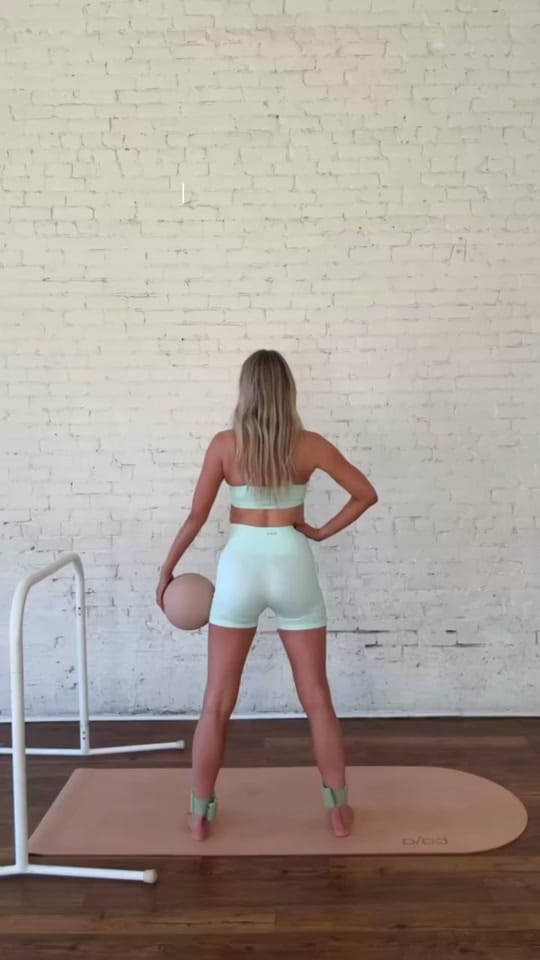 Post 3 by Brit Shimansky | Virtual Barre on TikTok (video)