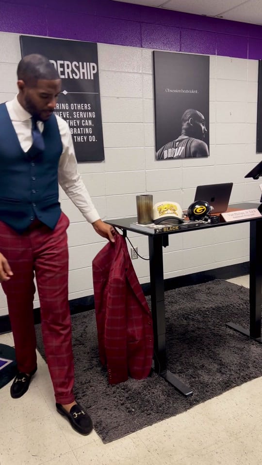 Post 6 by Van Phillips Jr. on TikTok (video)