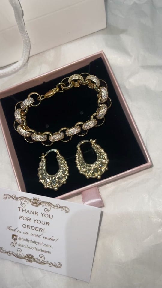 Post 3 by hollydollysclosetx on TikTok (video)