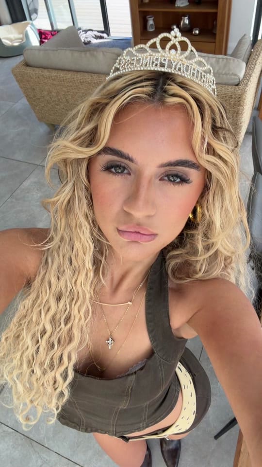 Post 6 by Neave xx on TikTok (video)