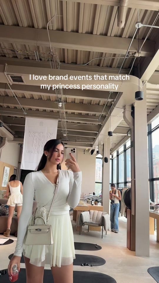 Post 6 by Camila on TikTok (video)