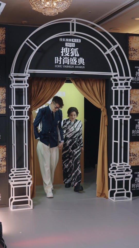 Post 10 by Hu Bing 胡兵 on TikTok (video)