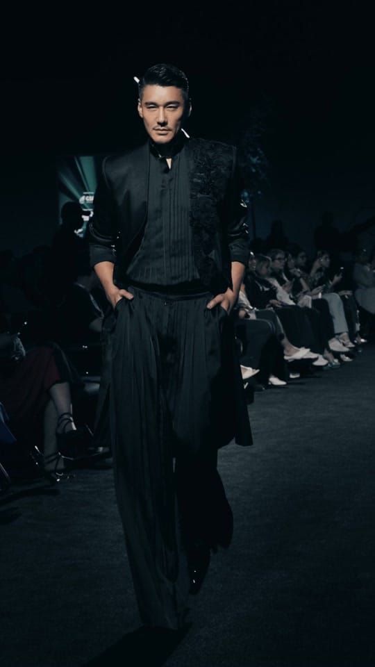 Post 7 by Hu Bing 胡兵 on TikTok (video)