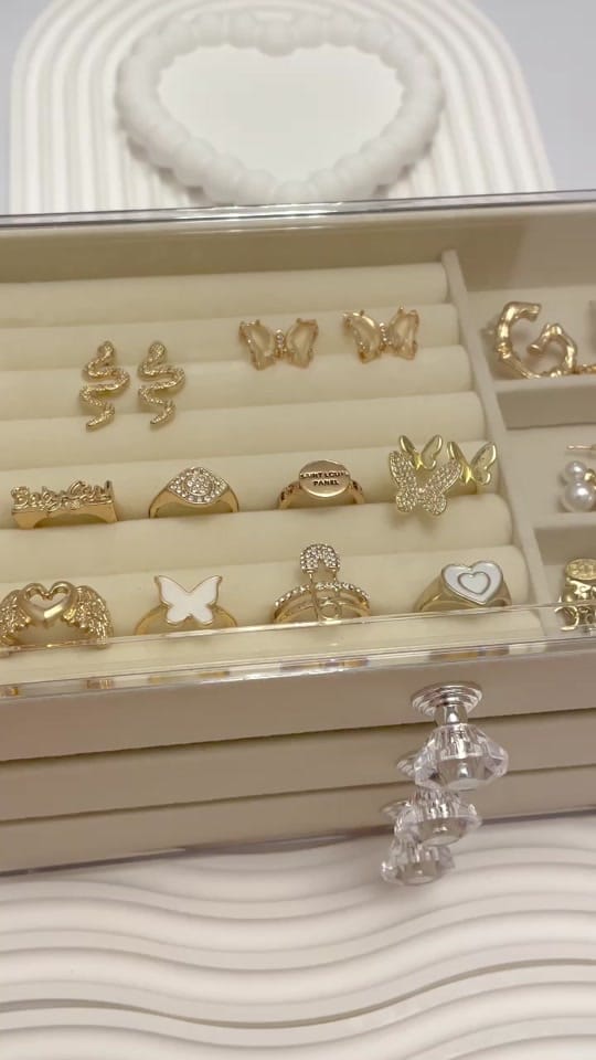 Post 5 by Sophie Georgiou on TikTok (video)