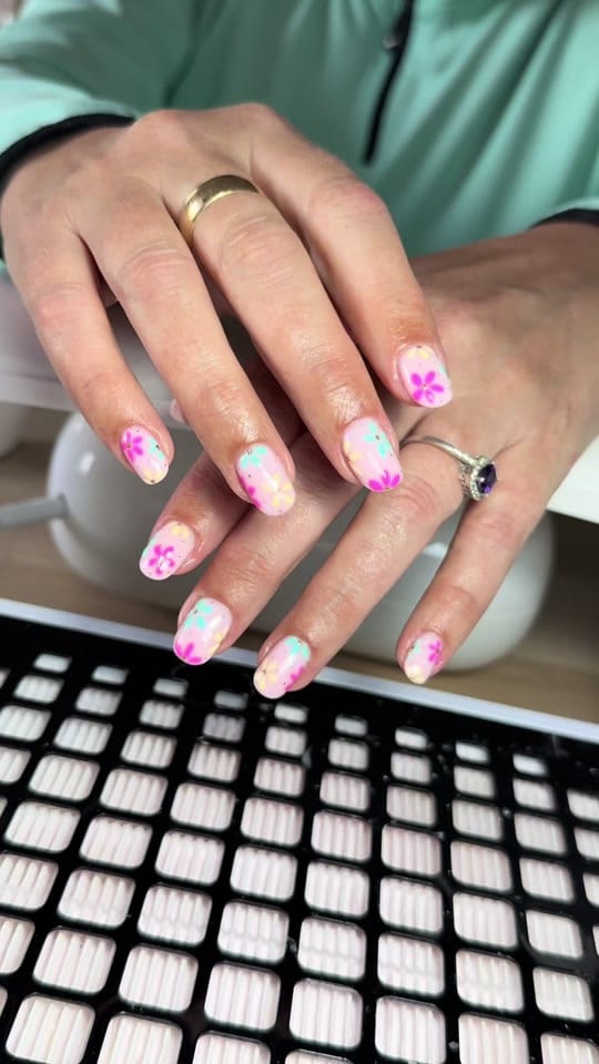 Post 1 by nailsbyKirsty on TikTok (video)