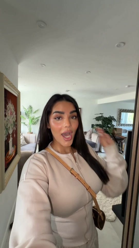 Post 6 by Helia on TikTok (video)