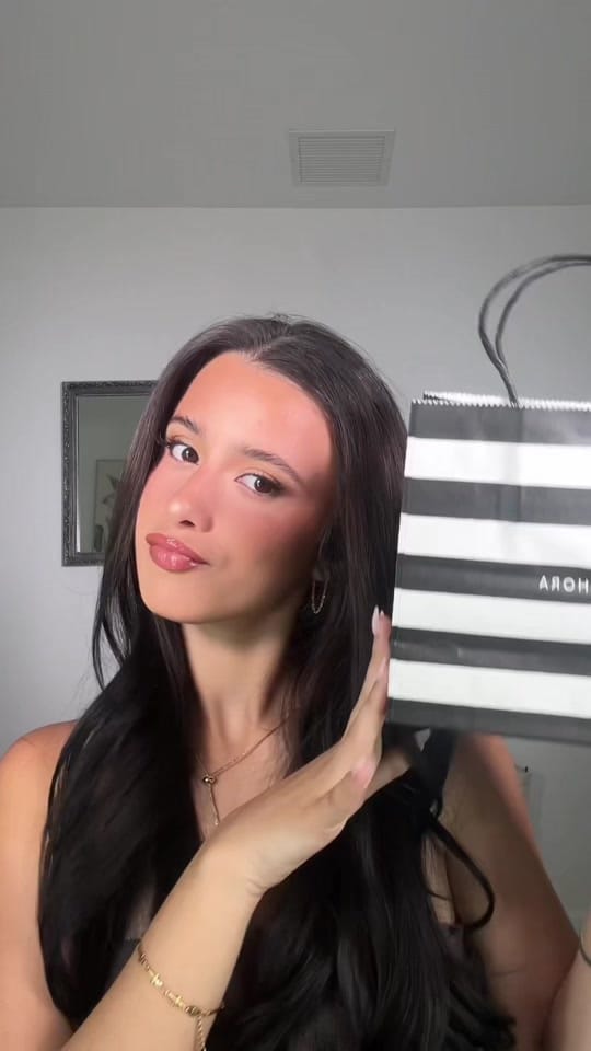Post 7 by Miami Makeup Artist on TikTok (video)
