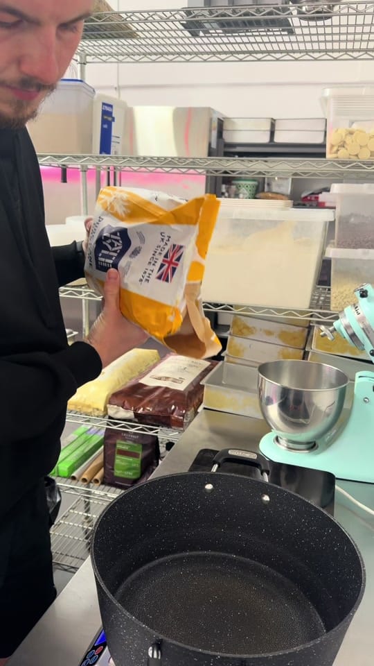 Post 2 by Cakes Contour on TikTok (video)