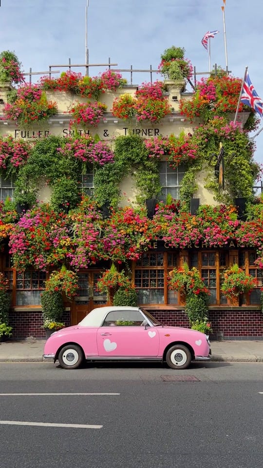 Post 2 by Lola le Pink Figaro on TikTok (video)