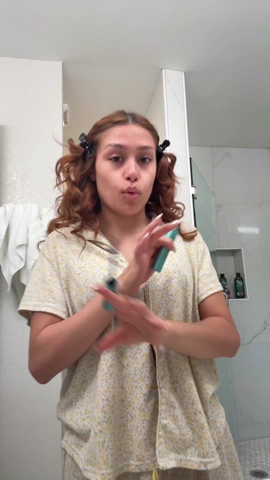 Post 6 by VALERIA SARAI on TikTok (video)