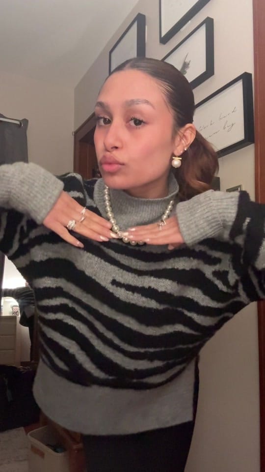 Post 2 by VALERIA SARAI on TikTok (video)