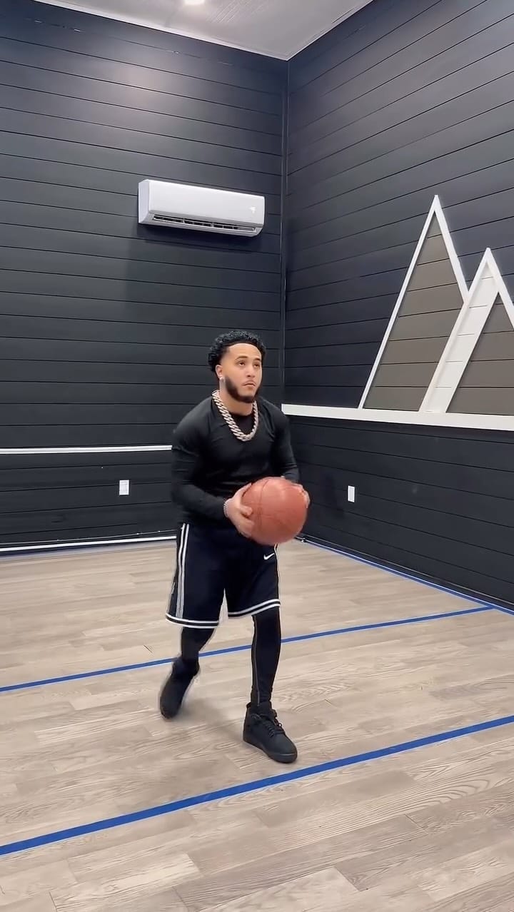 Post 4 by Alexander viteri on Instagram (video)