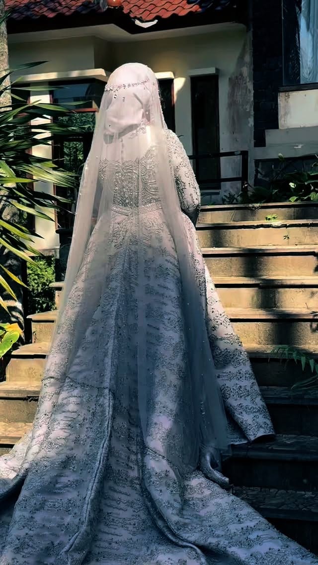 Post 2 by Qimi Nyoo on Instagram (video)