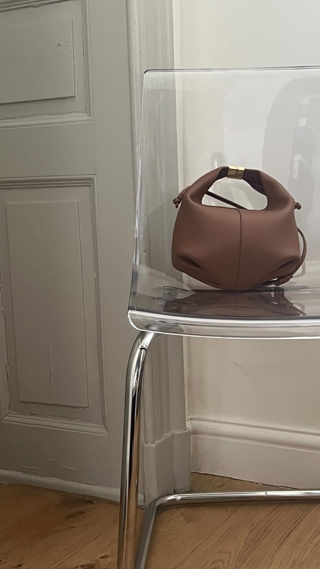 Post 5 by Victoria 🐜| MINIMALIST FASHION on Instagram (video)