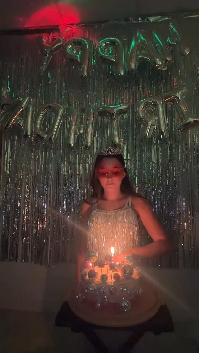 Post 2 by Amélie Tremblay on Instagram (video)