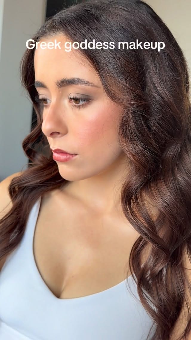 Post 8 by SCARLETT QUARMBY Australian Makeup Artist on Instagram (video)