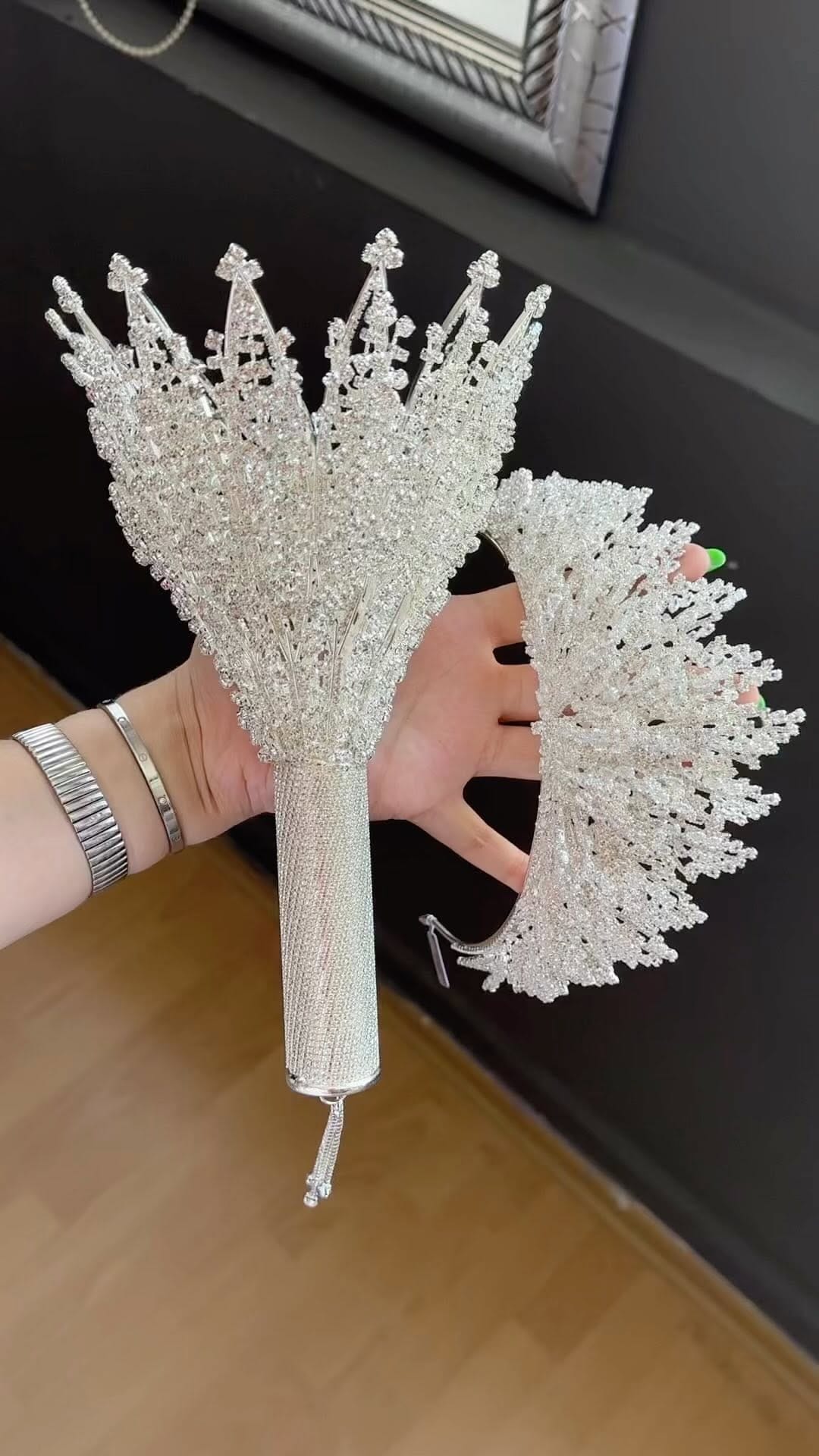 Post 9 by Gelin Tacı - Headpieces - Crowns on Instagram (video)