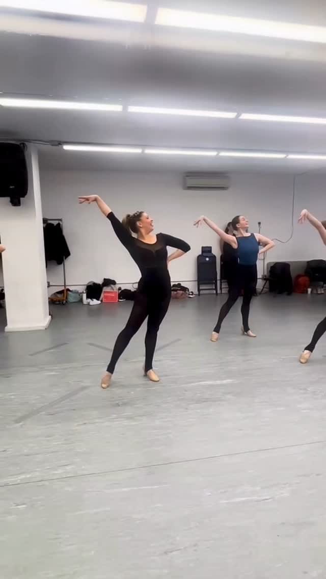 Post 6 by Victoria Kalina on Instagram (video)