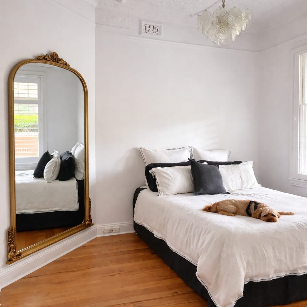 Post 4 by SYDNEY MIRRORS on Instagram (image)