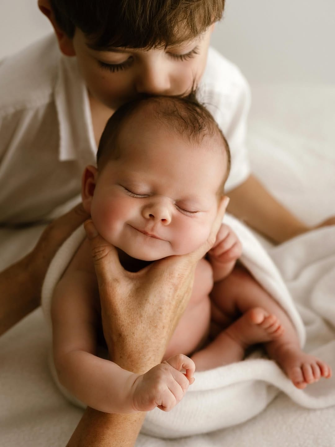 Post 4 by Sunshine Coast Photographer | Maternity & Newborn – Linzie Russo on Instagram (carousel)